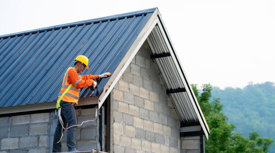 Professional gutter cleaning in Bakersfield, CA